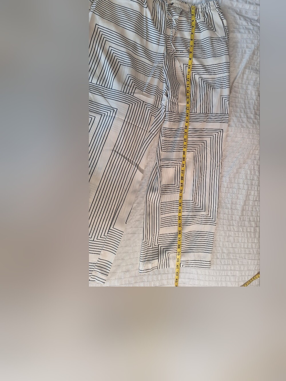 H&M Cream Wide-Leg Pants with Black Geometric Paterns - Picture 5 of 6